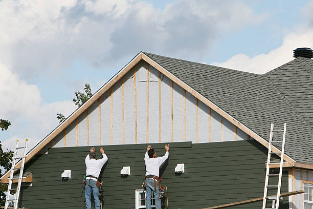 Professional Siding technician working in Roaring River, NC